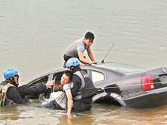 汽車落水火速救人 特警水上應急演練